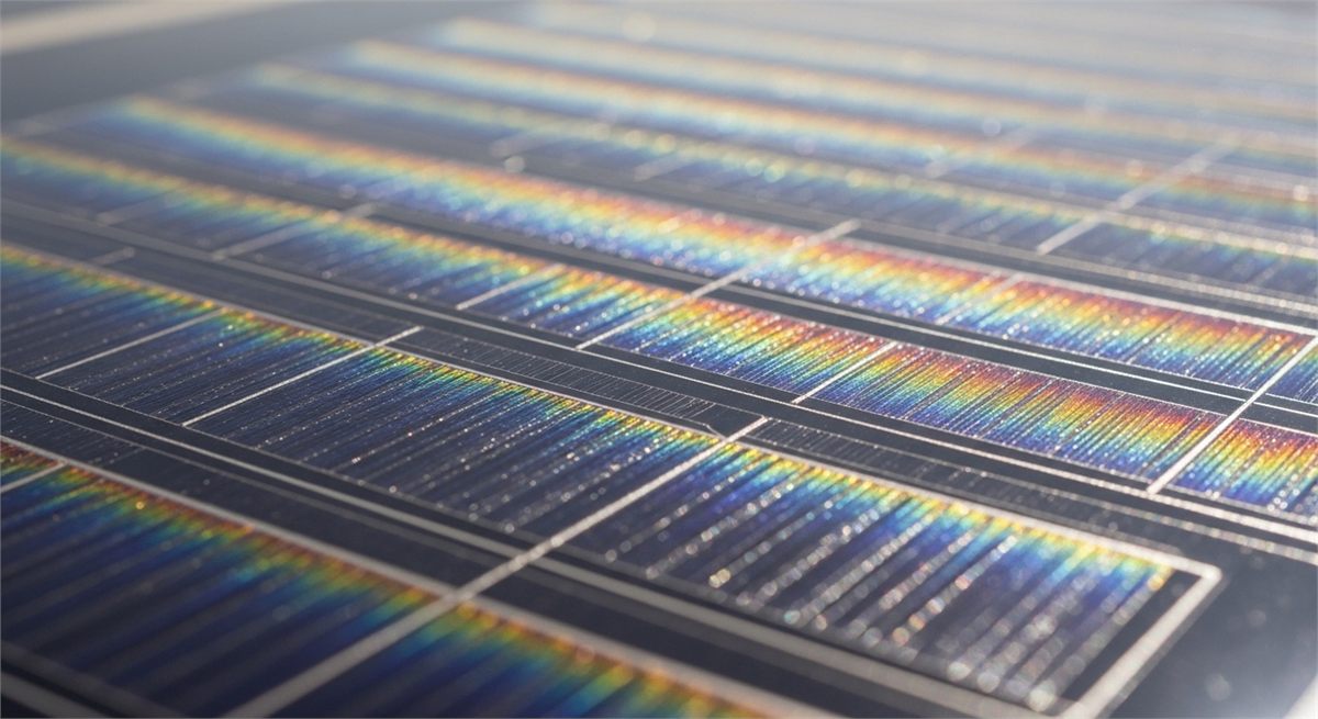 차세대 태양전지 표면 질감을 가까이 담은 장면 