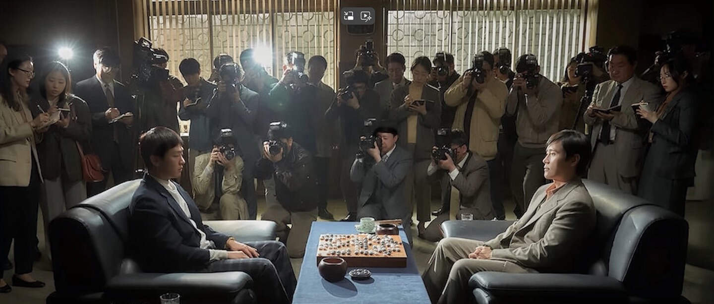 두 명이 바둑 게임을 두고 있는 영화 '승부'관련 사진