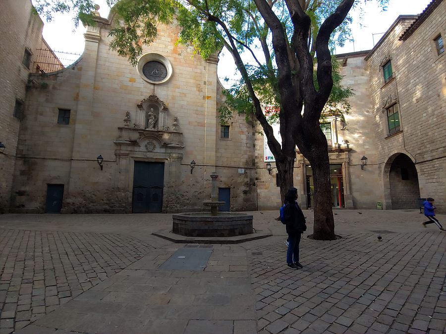바르셀로나 고딕지구 - 산펠립네리 광장. 조용한 분위기에 엄숙함까지 느껴졌다. 우리 아이들만 뛰어 놀았다.