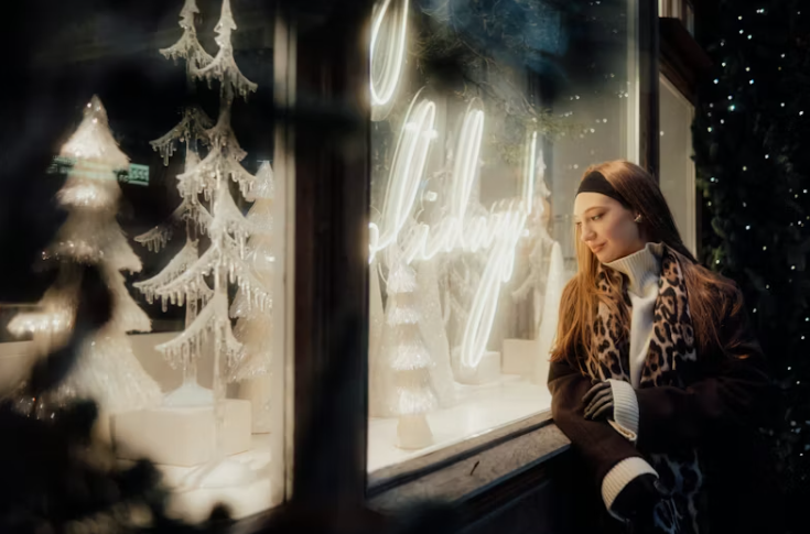 창가서 햇빛을 받으며 조용히 바깥을 응시하는 여성. 감정기복이나 계절성 우울감을 표현하는 장면.