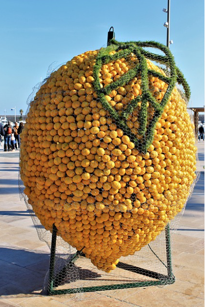 온 도시를 덮고 있는 다양한 조각상들, 위대한 겨울 축제 (Fête du Citron, 프랑스 멘톤)