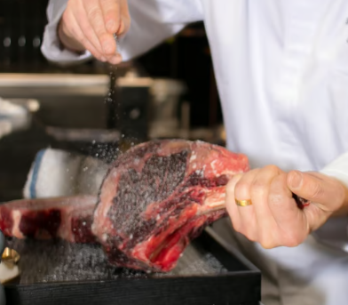 브로드웨이 앞, Gui Steakhouse 스테이크에 소금 뿌리고 있음