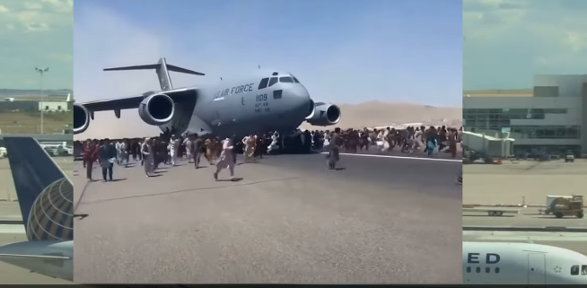 아프간-카불공항-수송기-타려는-사람들-아비규환-모습