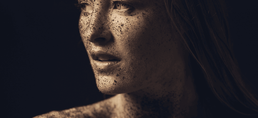 얼굴에 이상한 물질이 묻어 있는 여자