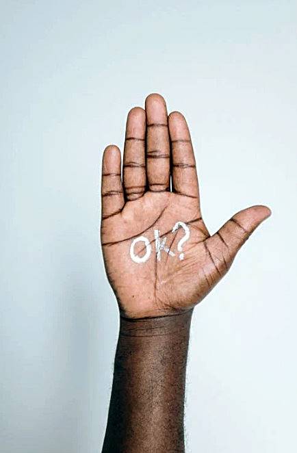 손바닥에-퀴즈-물어보는-모습