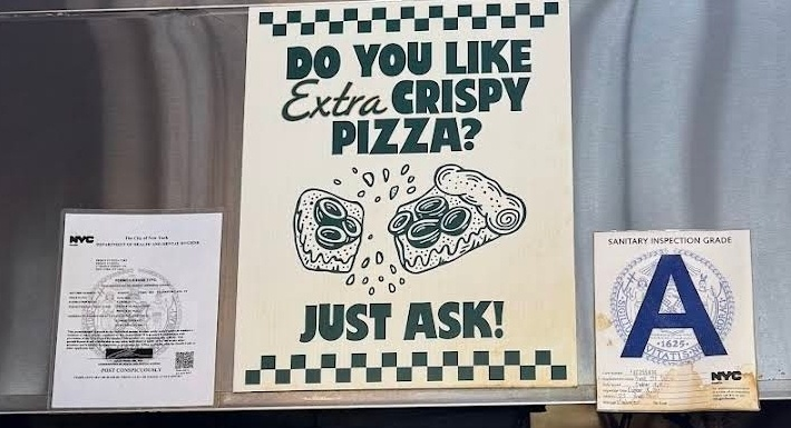 뉴욕피자추천 프린스 츠트릿 피자 Prince Street Pizza 위생국에서 A 받은 것과 크리스피를 원하면 주문해 달라는 글이 있다.