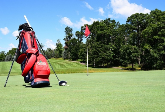 그린에 빨강색 골프백을 세팅해둔 이미지
