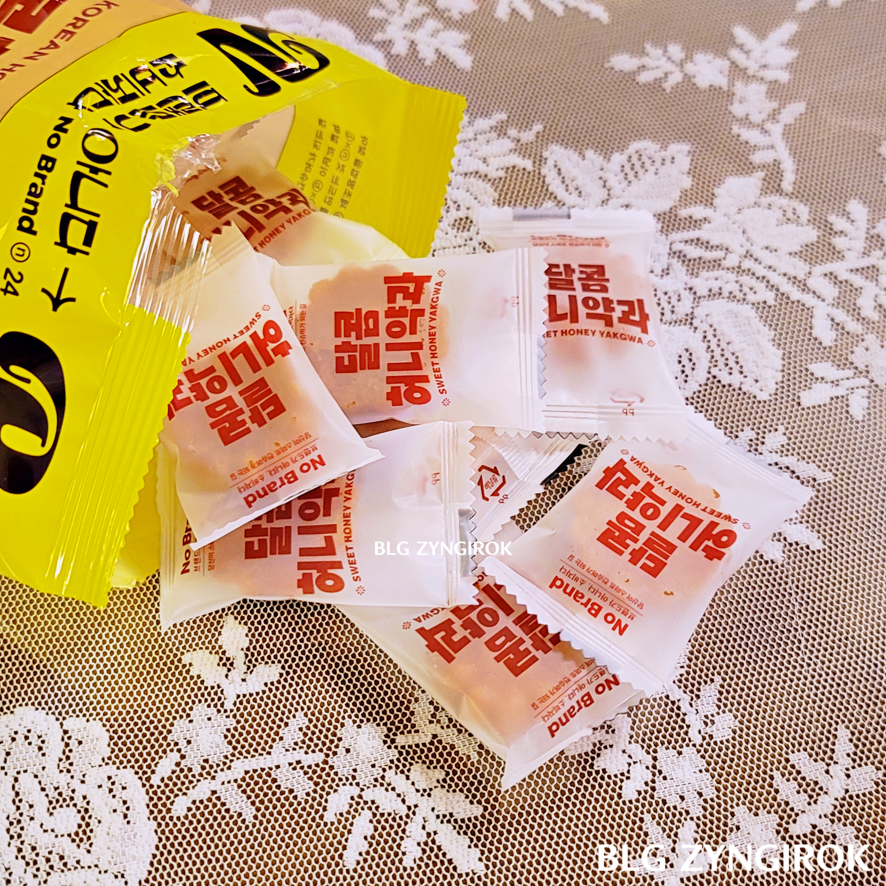 노브랜드 달콤허니약과들이 테이블 위에 쏟아져 나와있다.