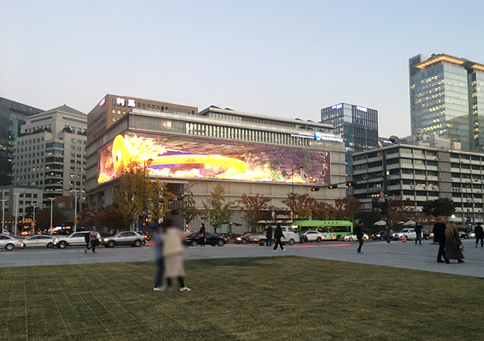 광화문-광장-건물-전광판