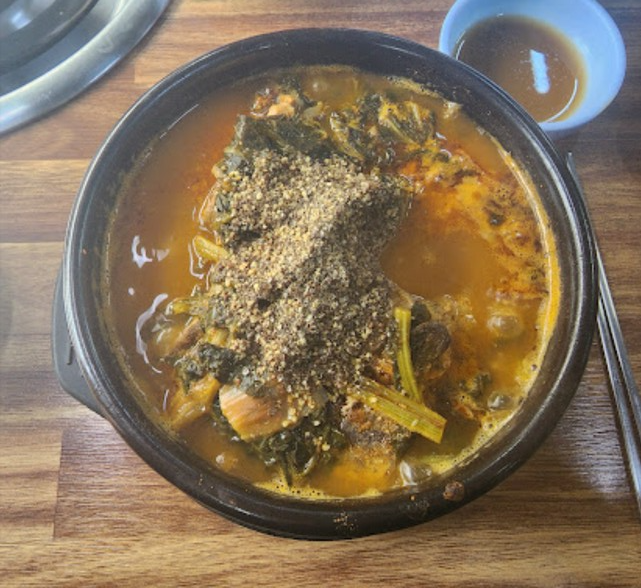 평일 점심시간에만 판매 뼈다귀 해장국이 아쉽습니다.