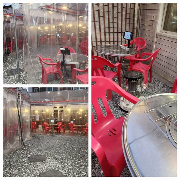 빨간의자와 테이블이 있는 야외식당