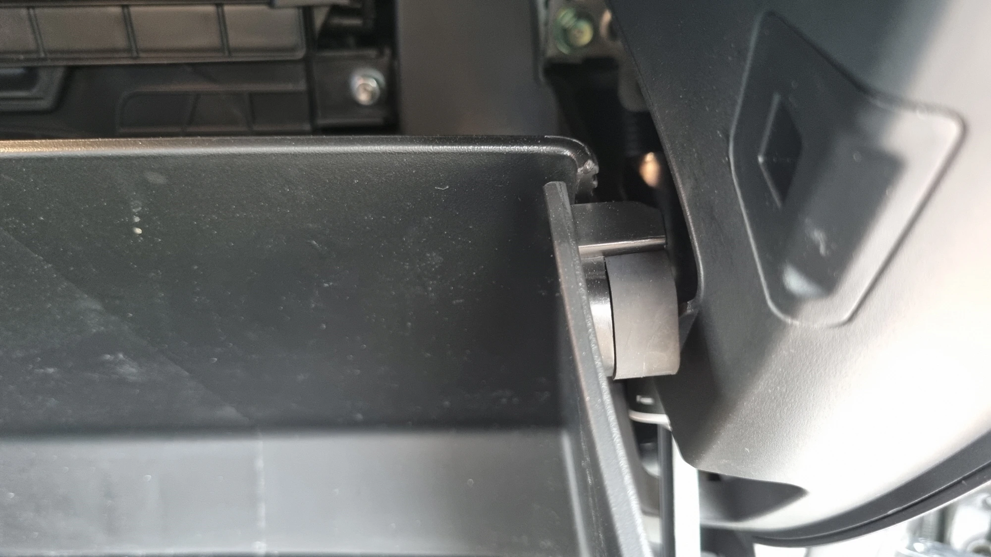 글로브박스 걸쇠 모습