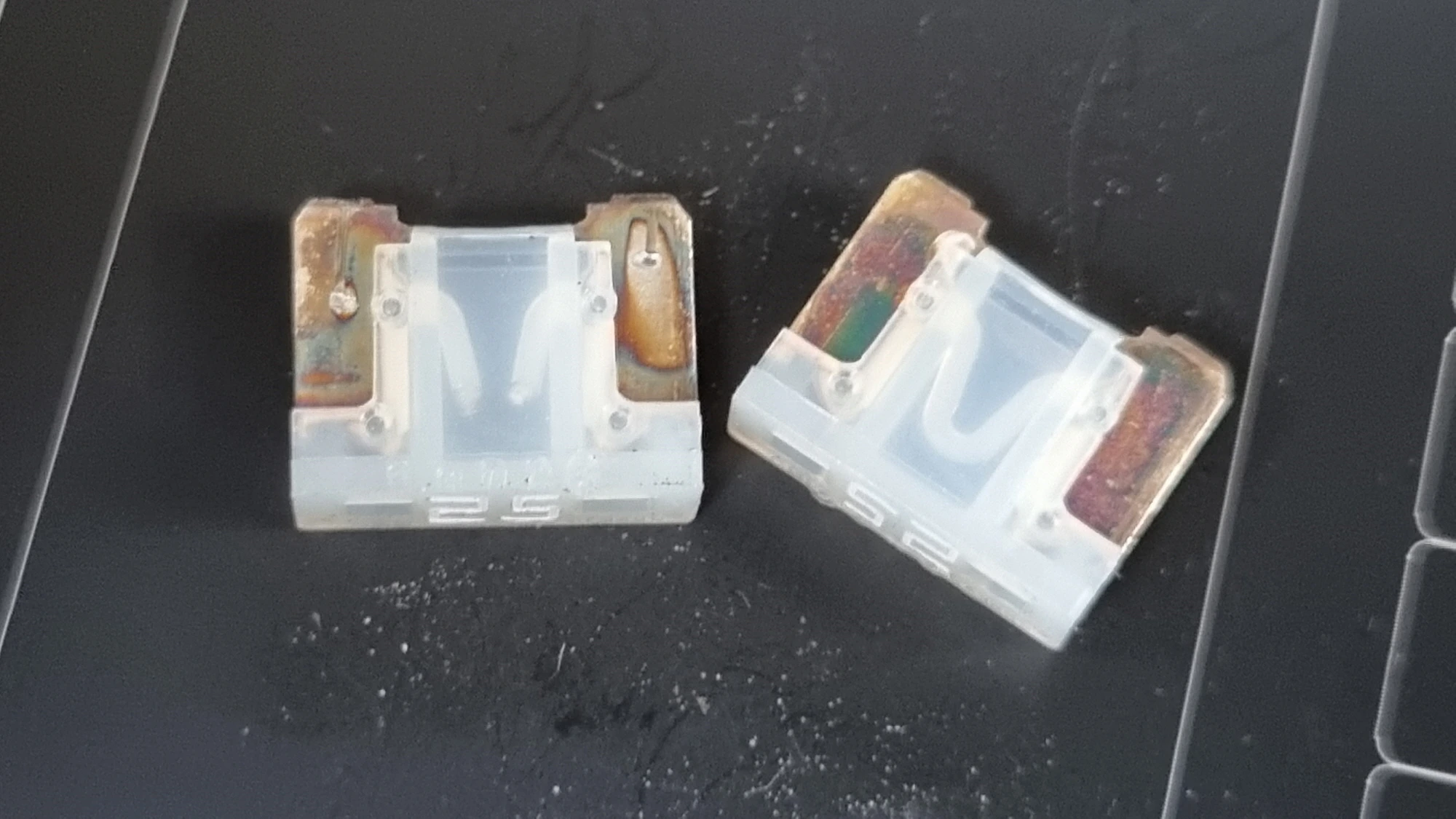 자동차 퓨즈 끊어진 모습