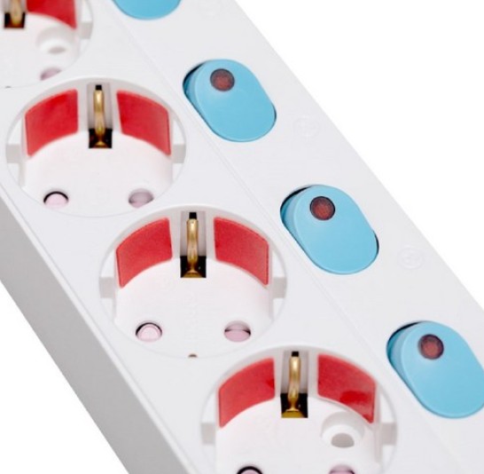 스티커 소화기제품을 부착한 멀티탭의 모습