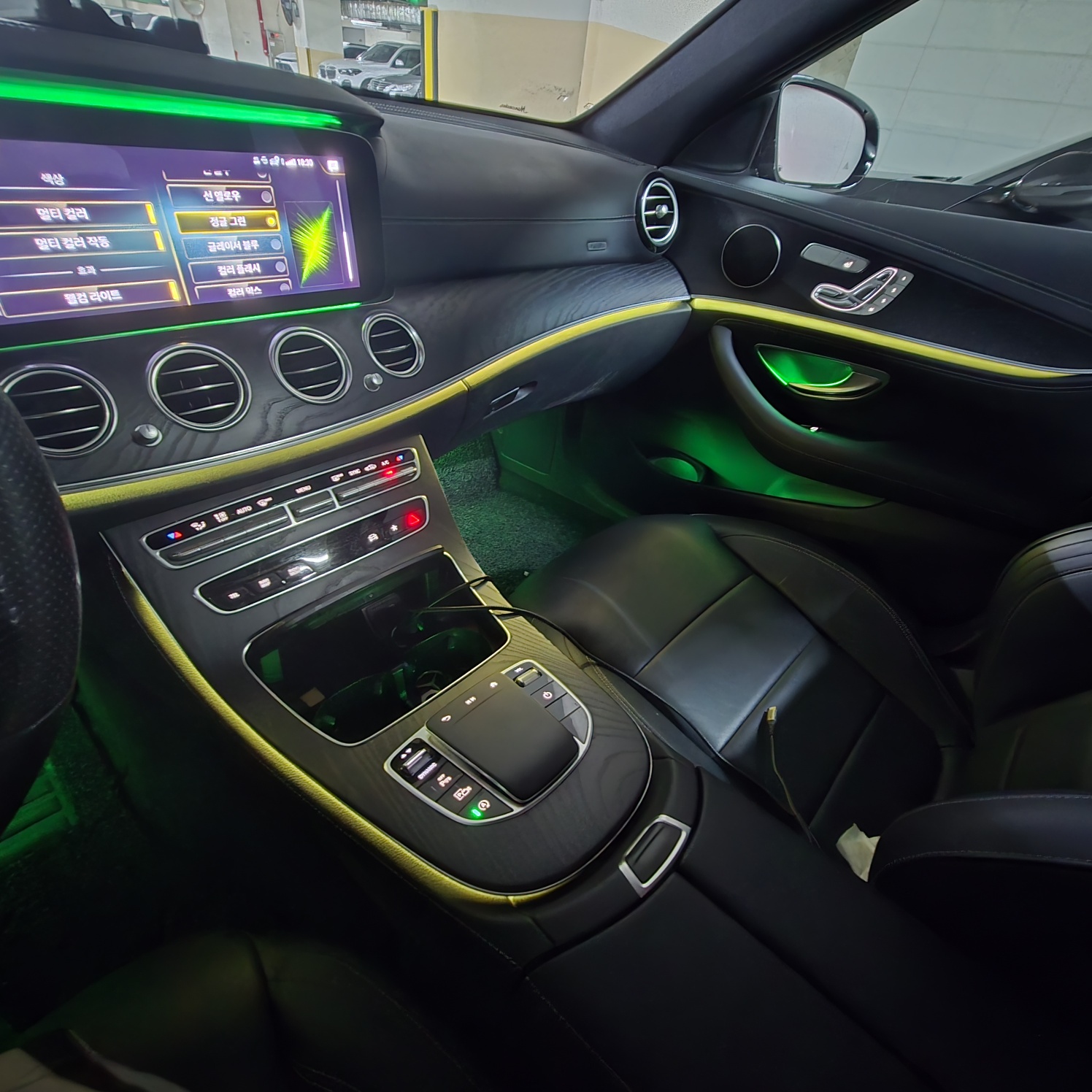 벤츠 실내 엠비언트 라이트 정글 그린 모드. 싱그러운 초록빛이 실내 전체를 감싸는 모습