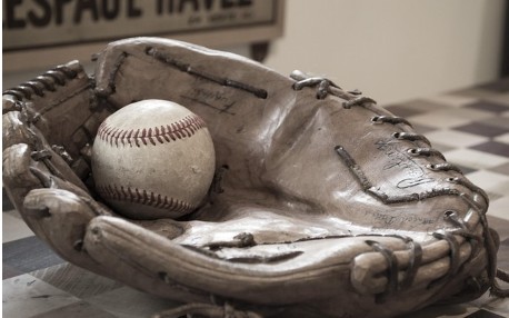 야구 글러브 안에 있는 공 사진