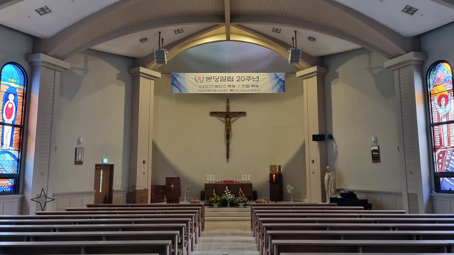 장한평성당 성전 안 제대, 제단, 십자고상, 십자가의 길, 스테인드글라스 사진입니다.