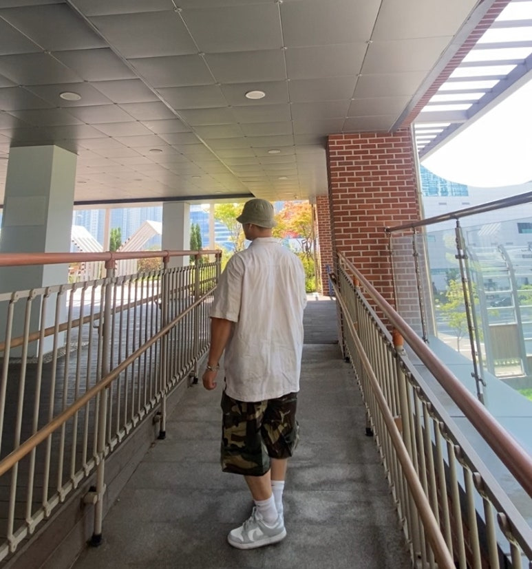 데일리룩('26. 8. 27.)로얄라이프 데님 버킷햇 벙거지, 반스 체커보드 반소매셔츠, 카고브로스 카모플라쥬 카모벌룬 버뮤다팬츠, 나이키 삭스, 나이키 덩크로우 레트로 그레이포그