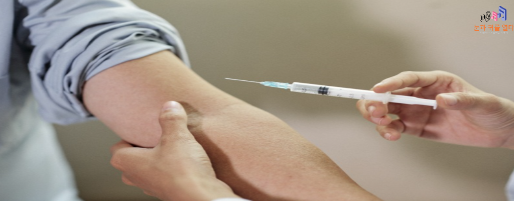 주사를-맞고-있는-사람