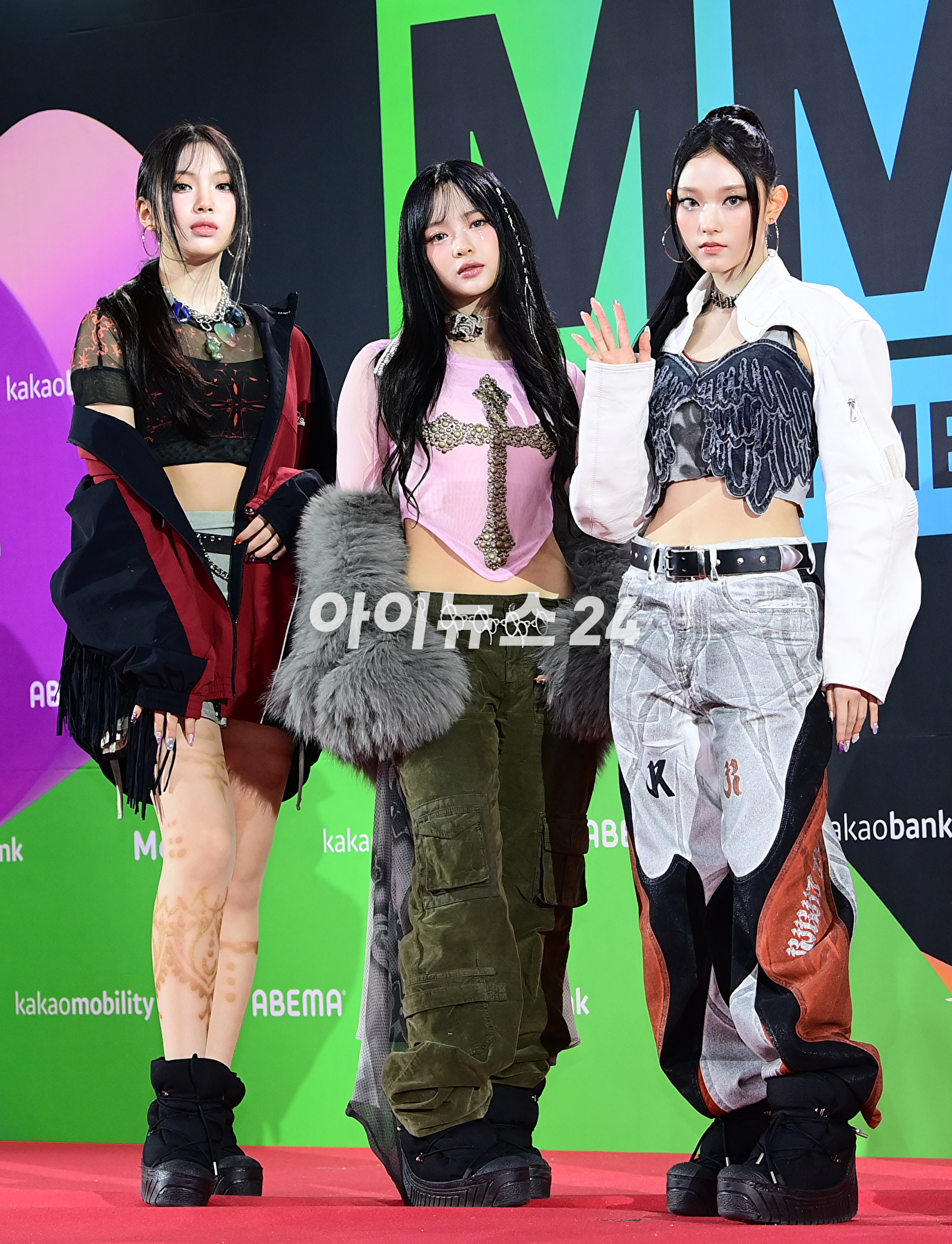 &#39;오늘도 실험적 패션&#39; 그룹 뉴진스(NewJeans)가 2일 오후 인천광역시 중구 인스파이어 아레나에서 열린 MMA2023(멜론뮤직어워드) 레드카펫 행사에 참석하고 있다. [사진=정소희 기자]