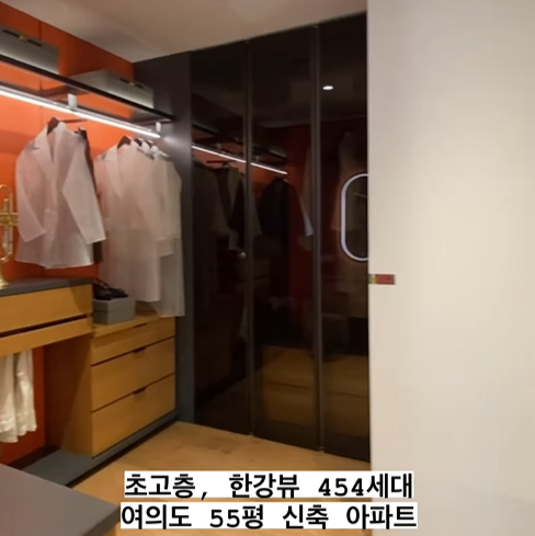 다양한 옷을 마음것 걸어둘수 있는 드레스룸