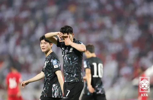 후반 37분, 이강인의 어시스트로 손흥민이 결승골을 기록하며 한국은 2-1로 리드했습니다.