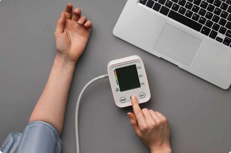 혈압을 재고 있는 고혈압 환자