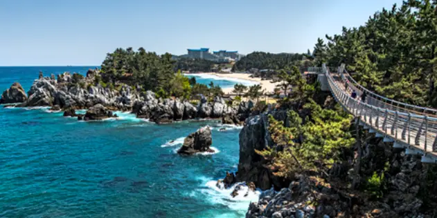 촛대바위로 연결된 바다위 출렁다리