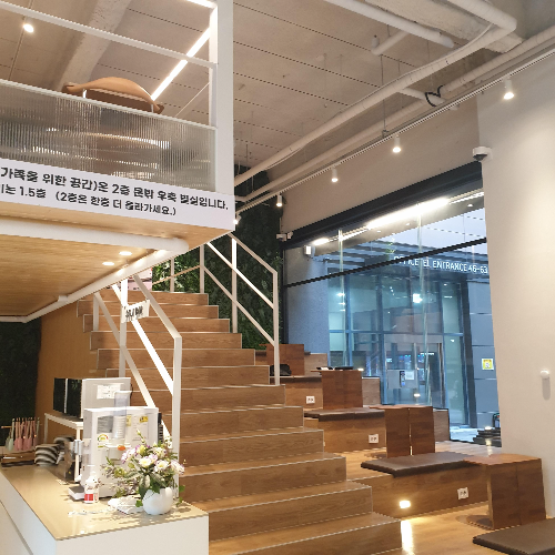 김포 카페 팡뮤제 베이커리 돌아보기_매장 내부_계단 좌석