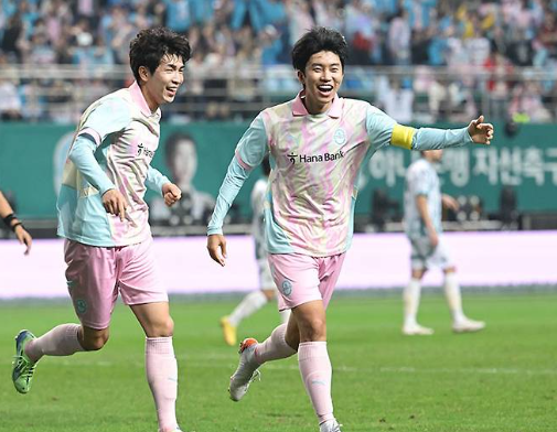 팀 임영웅 대 팀 기성용 자선축구대회