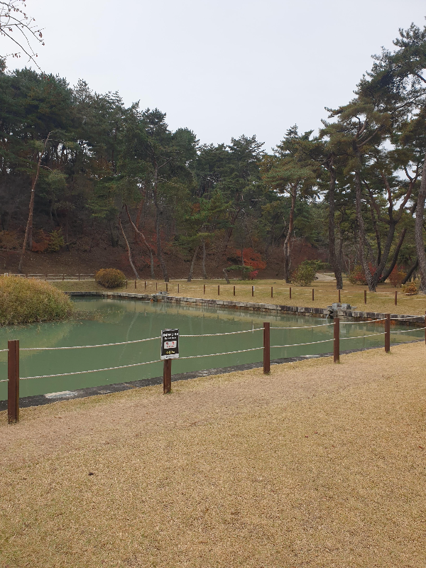 잔디받 뒤 사각형의 인공 연못이 있다. 수심 2m 위험하다는 안내 표지밭이 붙어 있다.