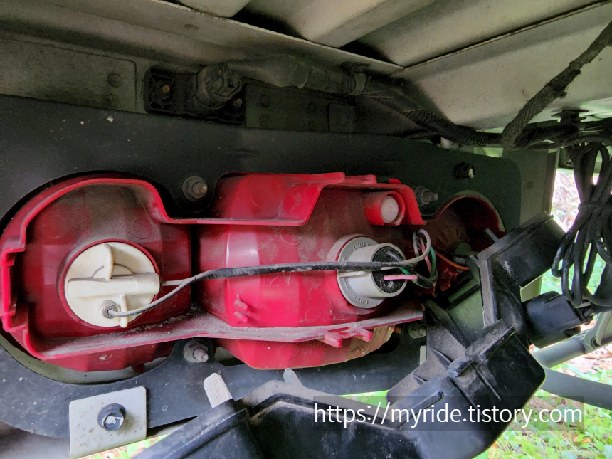 전구는 차량 외측 기준으로 방향지시등, 브레이크등, 후진등 순서이다. (포터2 기준)