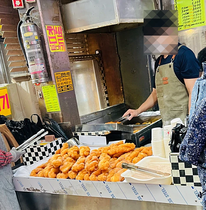 꽈배기 튀기는 모습