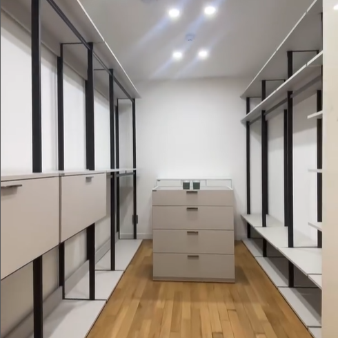 드레스룸 공간이 커서 가족들이 같이 사용를 해도 매우 효율적이다.