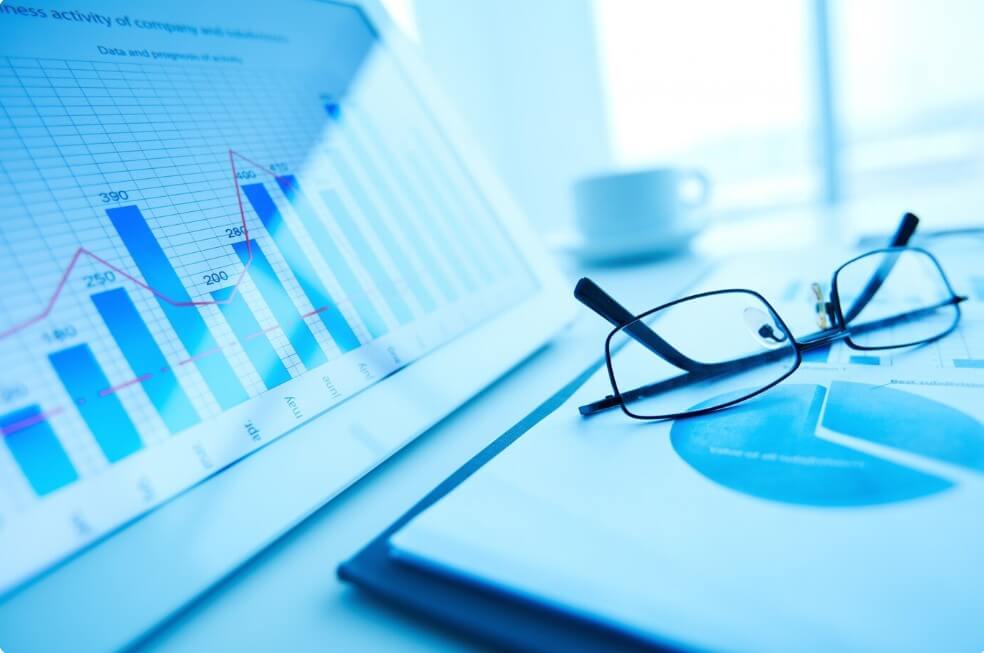 노트북 앞에 안경을 벗어놓은 모습