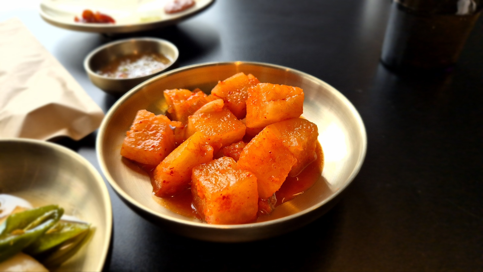 맛난 깍두기가 소복하게 올려져 있다.