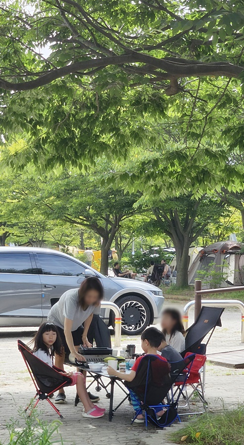 물놀이를 위해 아침을 먹는 아이들과 어른들