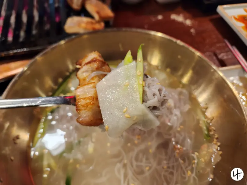 고기-한-점과-냉면