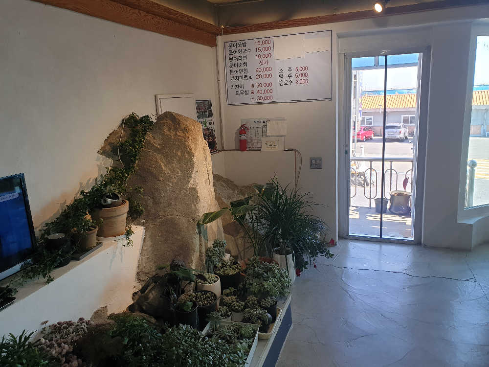 왼쪽 벽면 바위가 튀어 나와 있다.