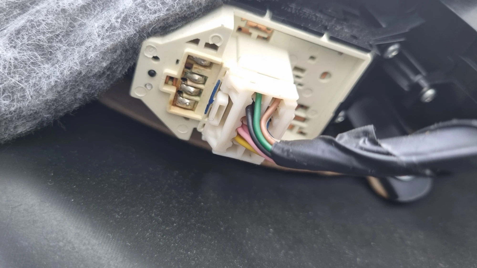 사이드미러 스위치 잭 끼운 모습