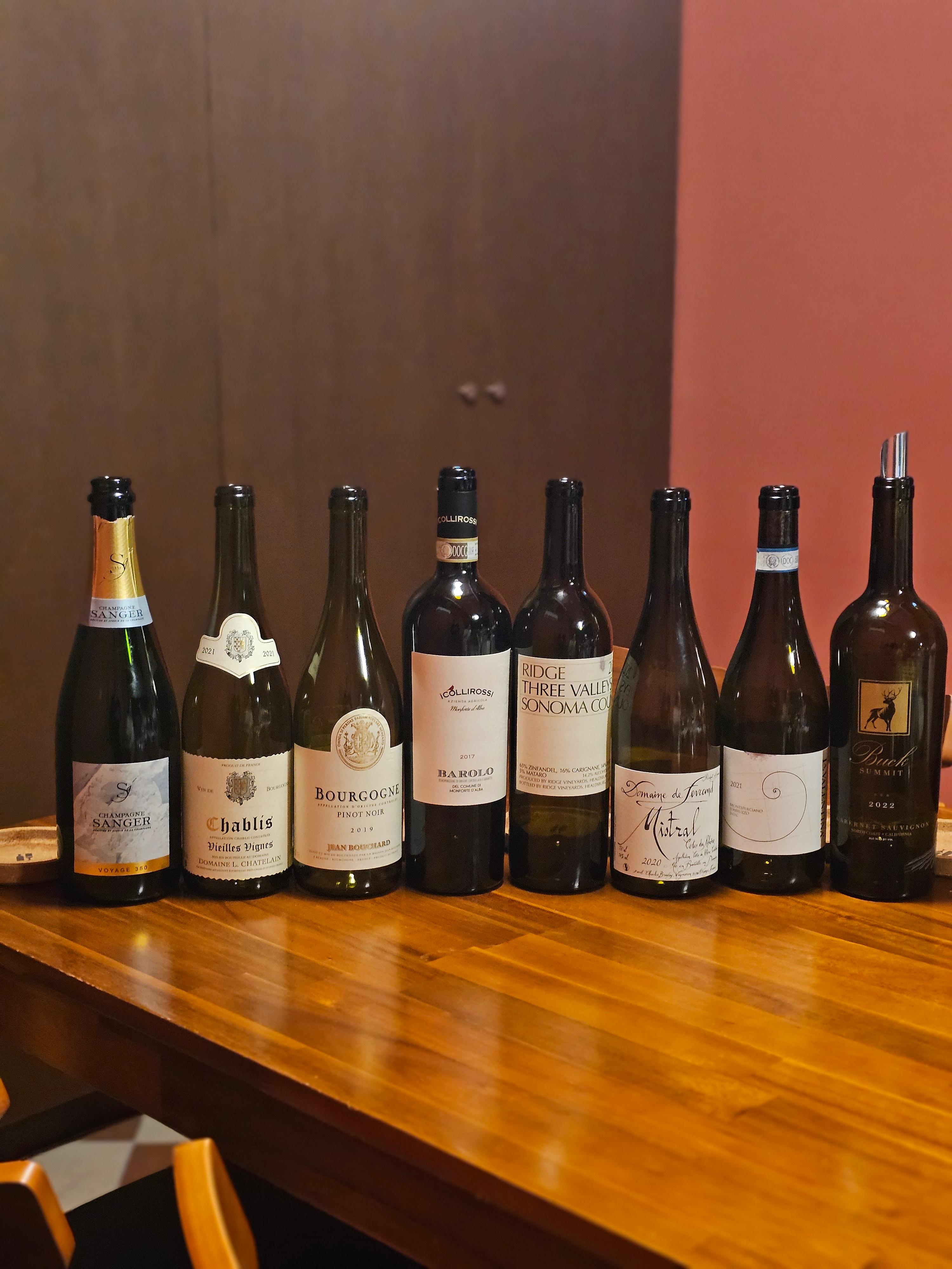 성수에서 열린 2025 송년회 생활소믈리에 기수 모임에서 마신 와인 병을 일렬로 정리한 사진