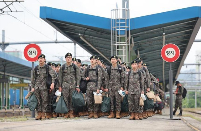신탄진역에서 열차를 기다리는 신병들