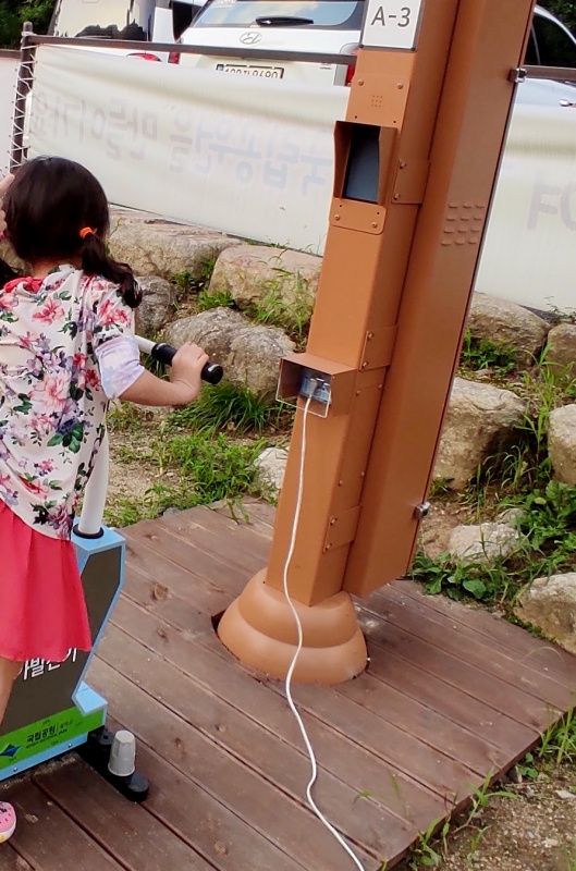 자전거 앞 기둥에 생산해낸 전기를쓸수 있는 콘센트가 있음