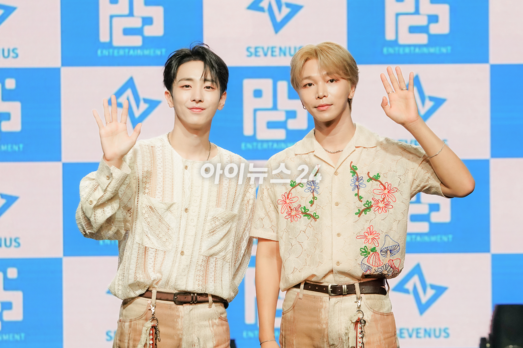 듀오 세븐어스(희재, 이레)가 31일 서울 강남구 일지아트홀에서 열린 첫번째 싱글 '썸어스' 발매 기념 쇼케이스에서 포즈를 취하고 있다. [사진=PCS엔터테인먼트]