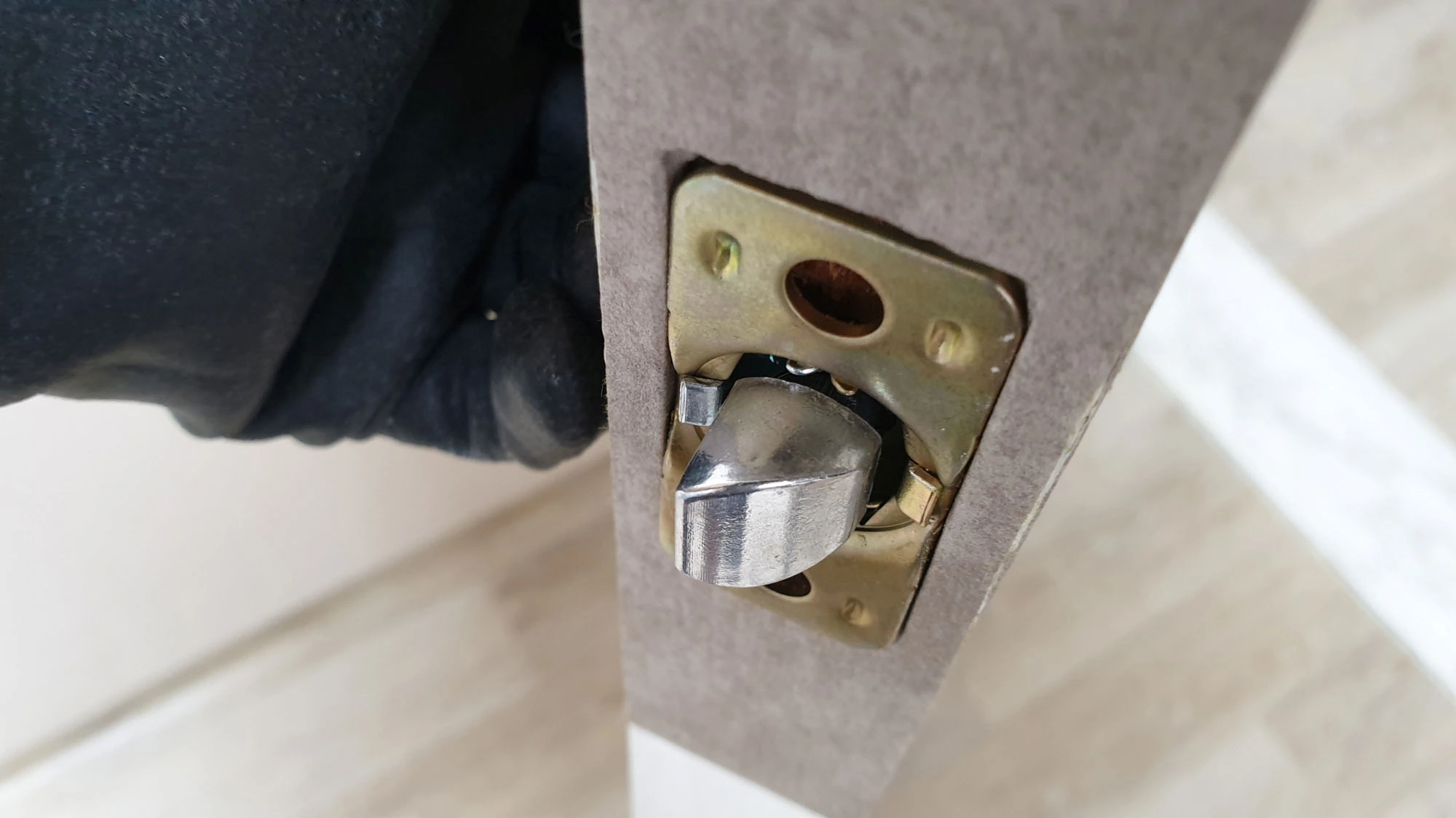 문 손잡이 걸쇠 끼운 모습