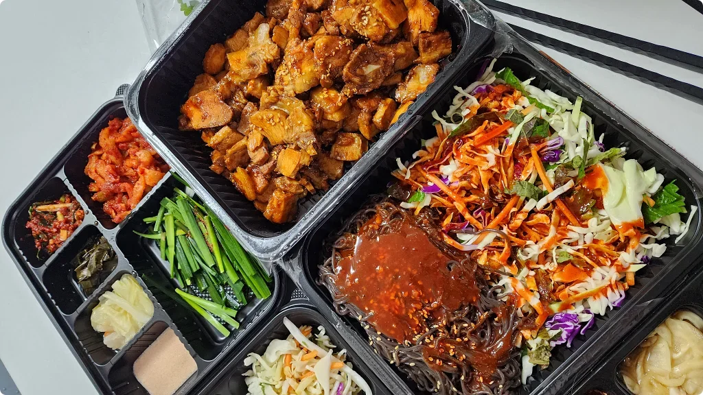 불보쌈 및 쟁반국수를 주문하였다.