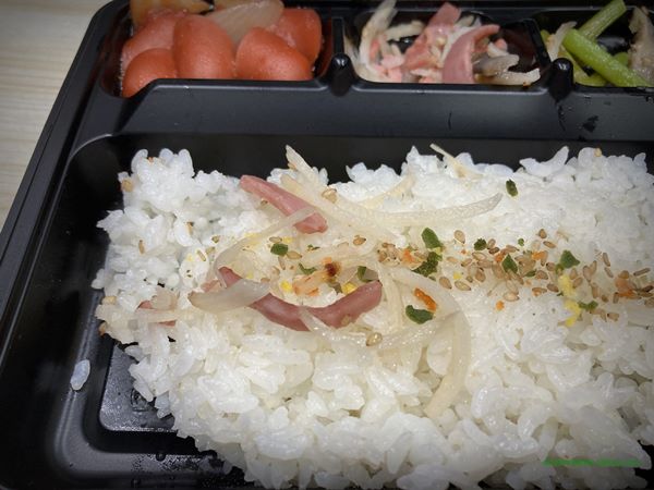 이마트24 편의점 3900 도시락 2023년 3월 반찬 구성(밥 토핑 참깨, 소시지, 감자)