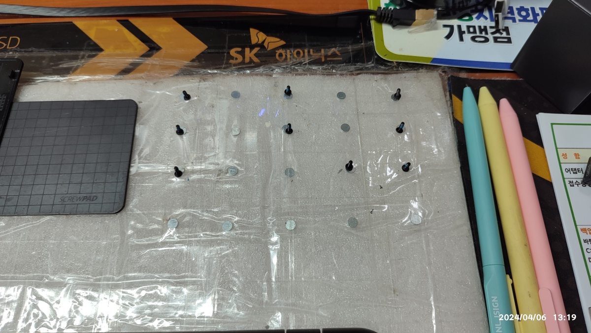 뒤편 케이스 뚜껑을 잡고 있던 나사를 풀었습니다.