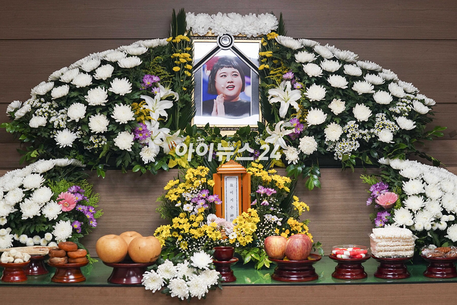 30세를 일기로 갑작스럽게 세상을 떠난 개그우먼 이지수의 빈소가 12일 서울 영등포 신화 장례식장에 차려져있다. [사진=사진공동취재단]