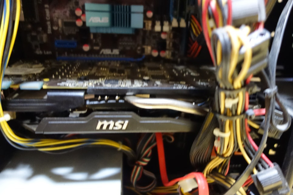 케이스 내부 간섭으로 케이블 경로를 우회한 상태 사진(2)